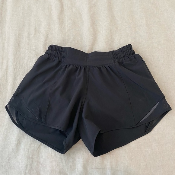 Lululemon Low rise 4” Hottie Hot Shorts